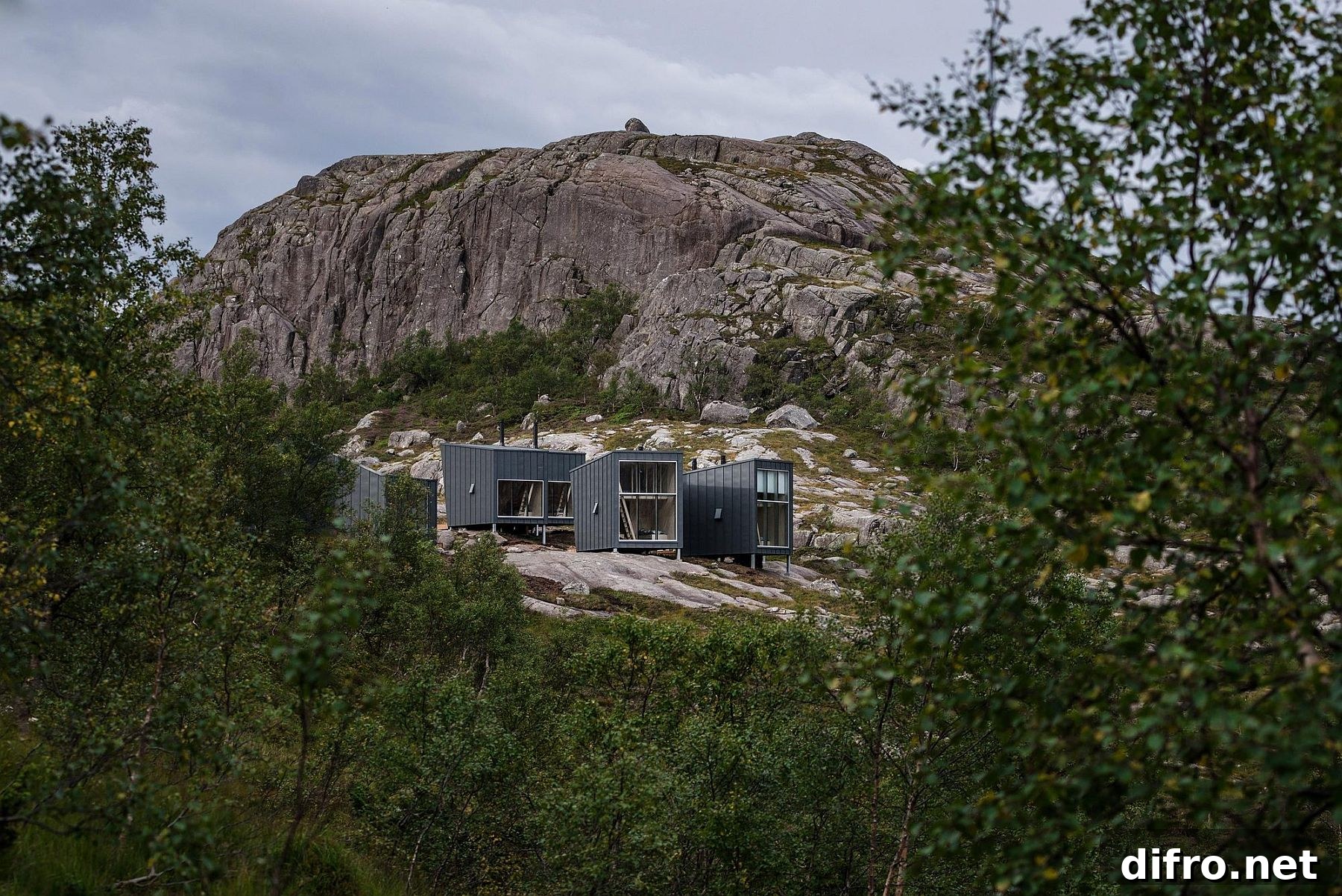 Beautiful mountain lodges with one main unit and additional sleeping units can house nearly 35 members
