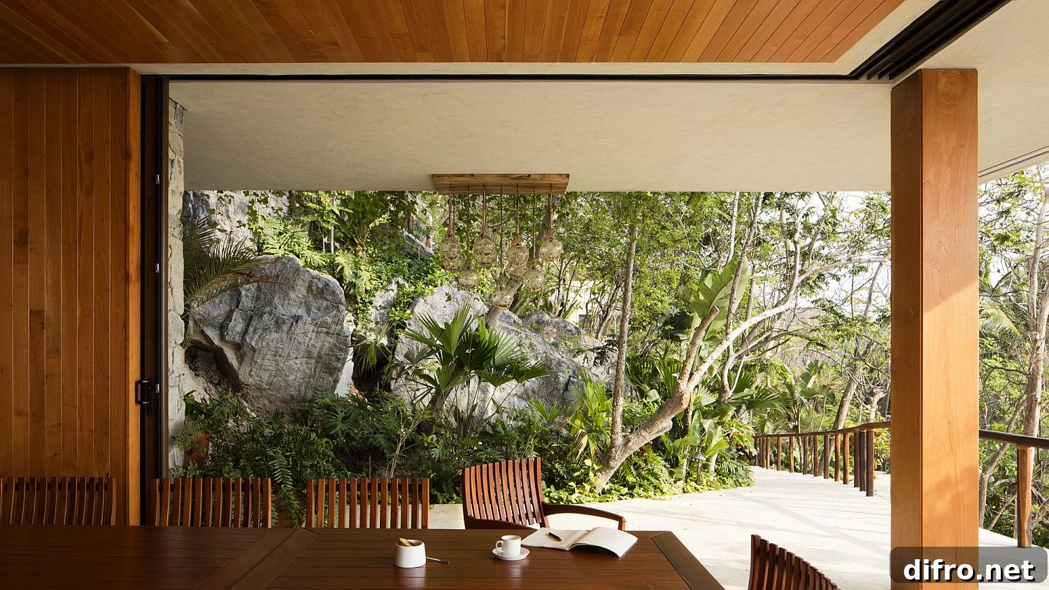 Sweeping living area that blurs the boundary between indoors and outdoors