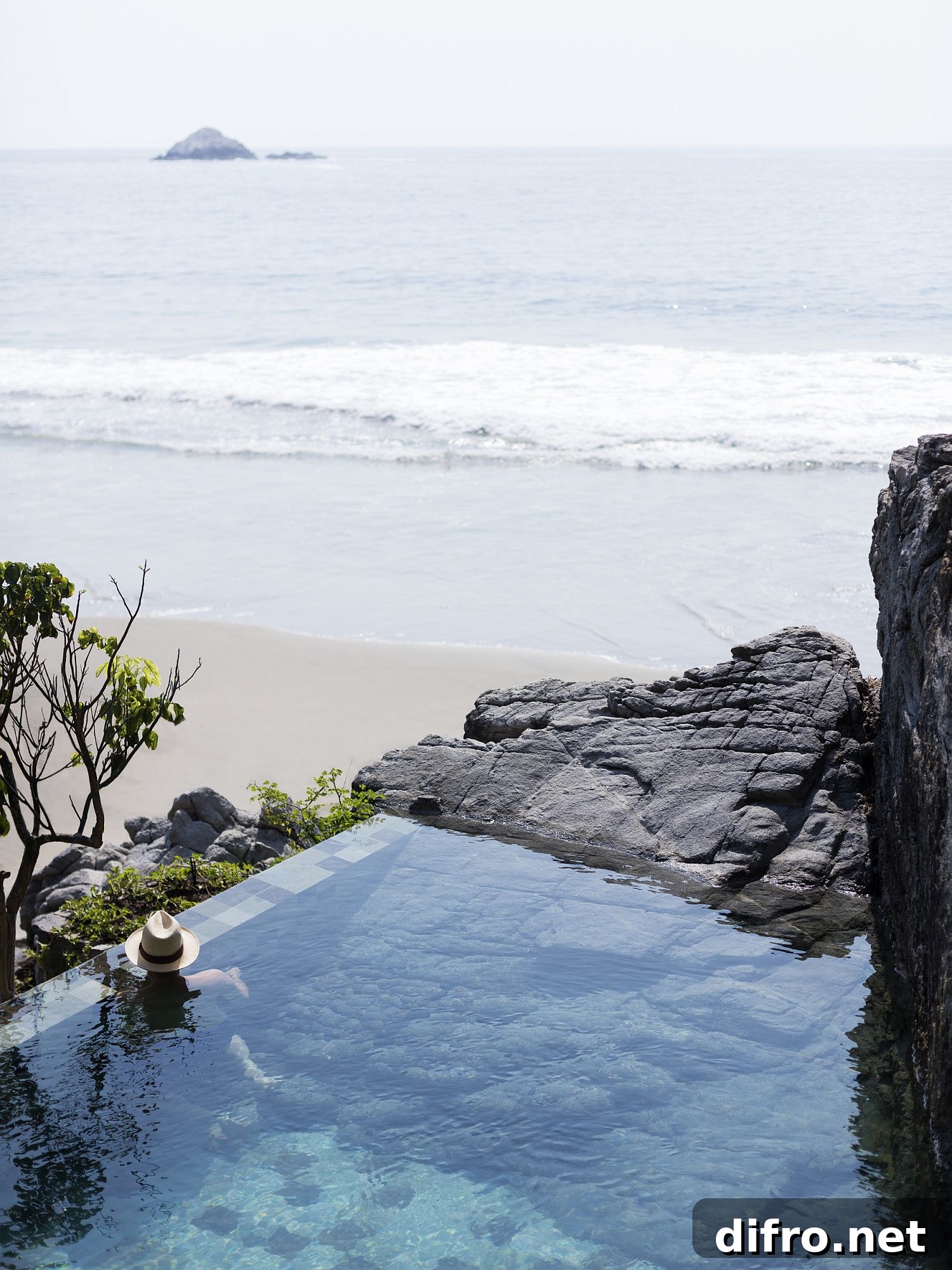 Spectacular view of the beach from the pool edge