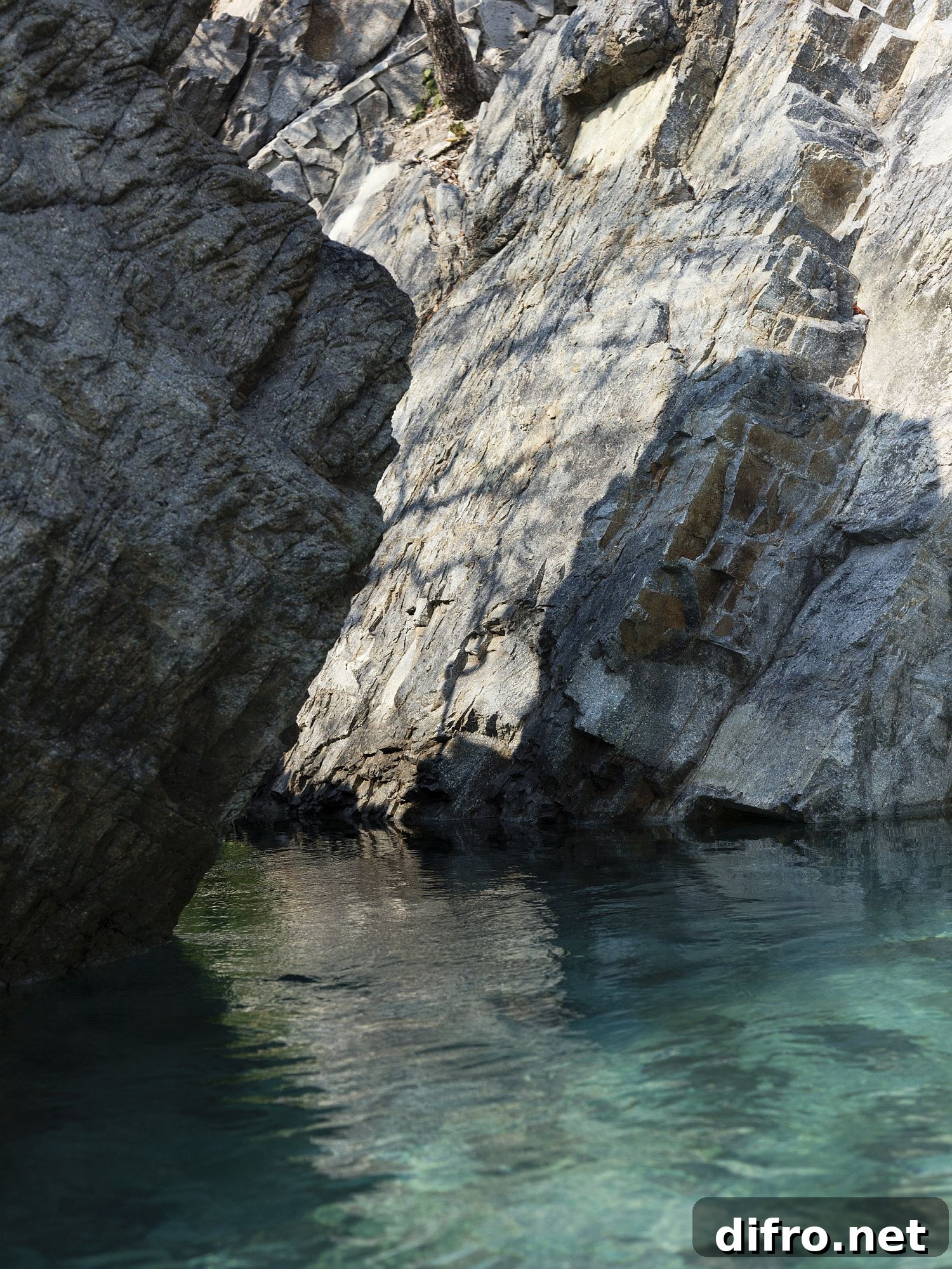 Natural pool design that evokes tidewater among coastal rocks