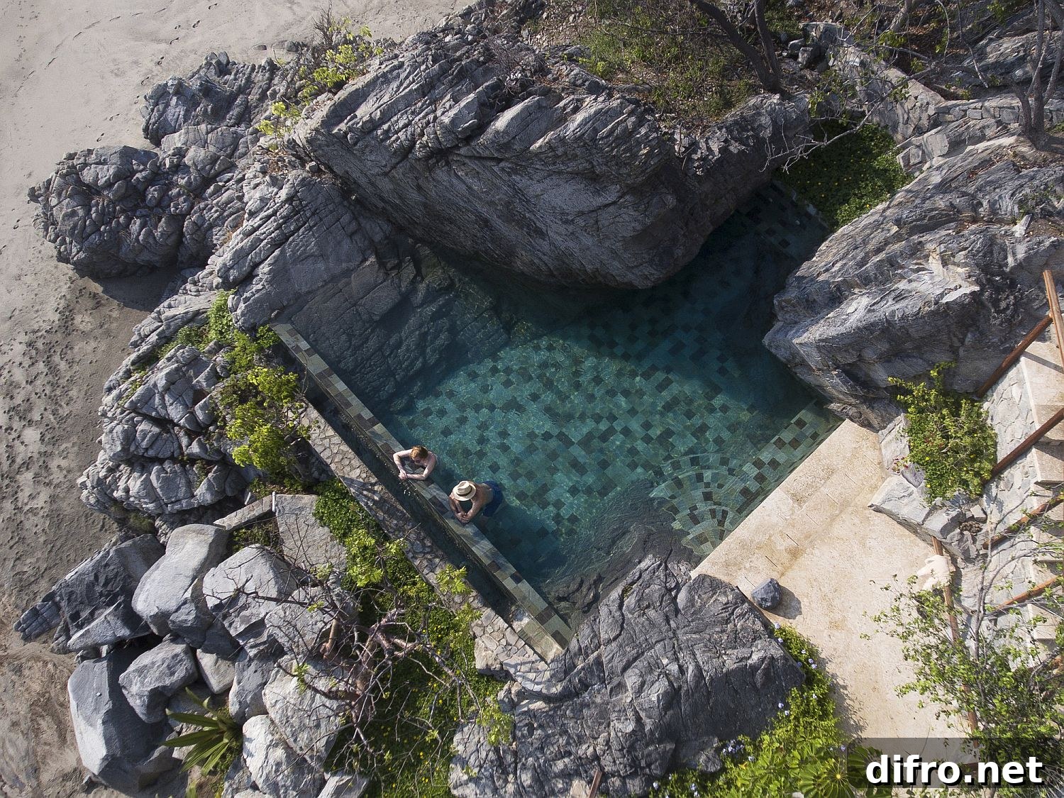 Pool design that harmonizes natural forms with refined materials