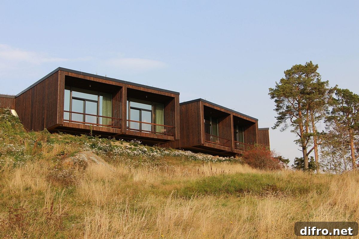 Smart cantilevered design of the wooden cabins at the hotel