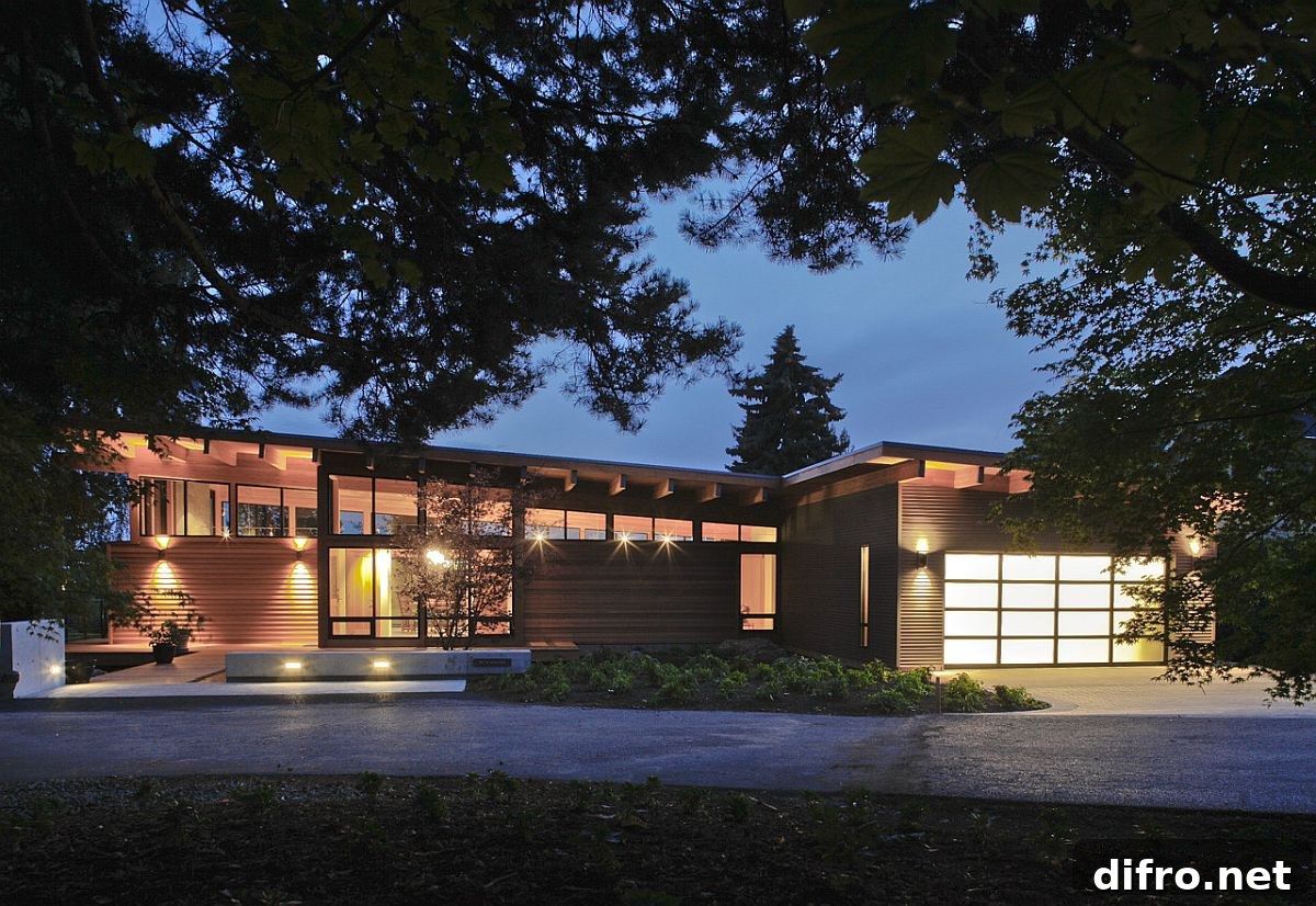 Distant view of the Hotchkiss Residence in Vancouver sitting on its site