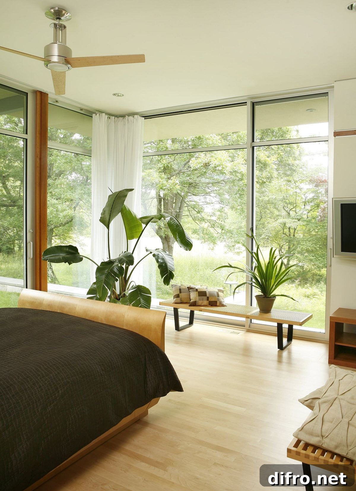 Bedroom with views that bring color and freshness inside
