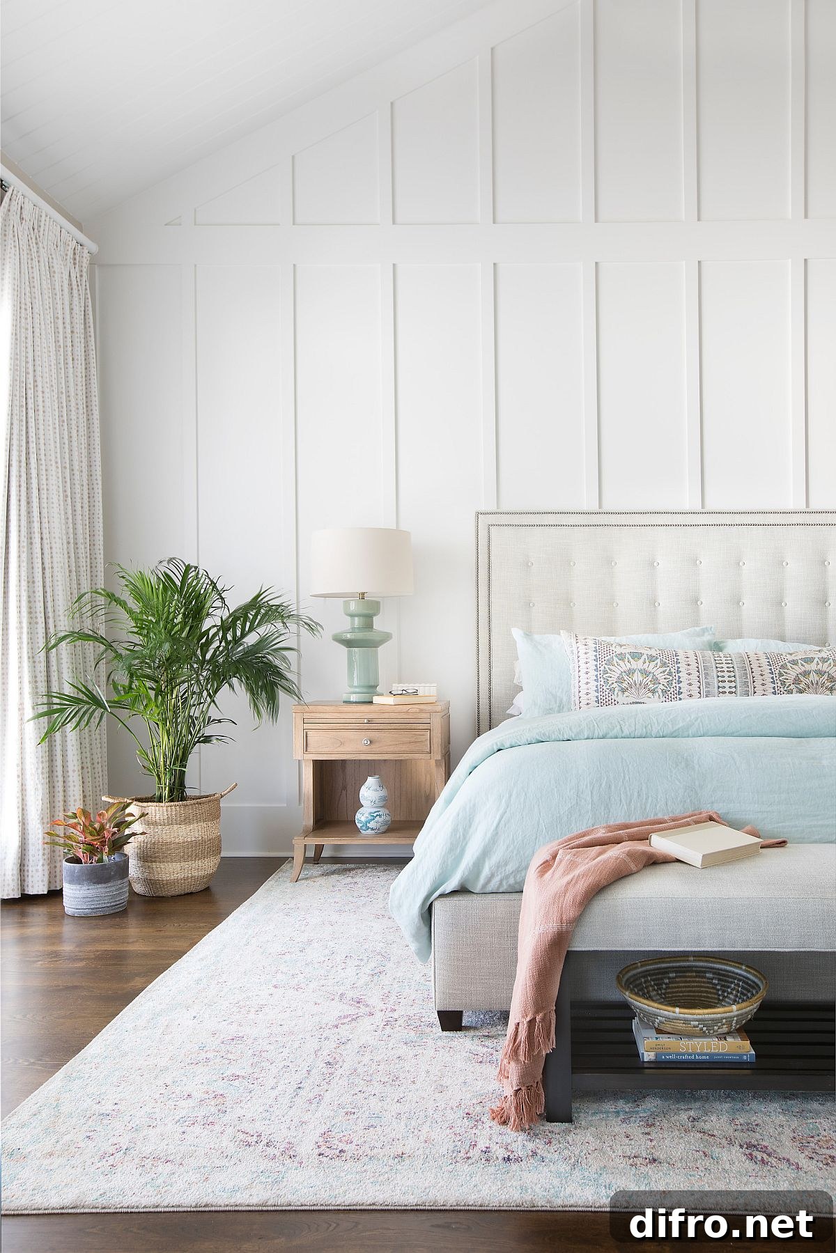 Beach-style relaxing bedroom