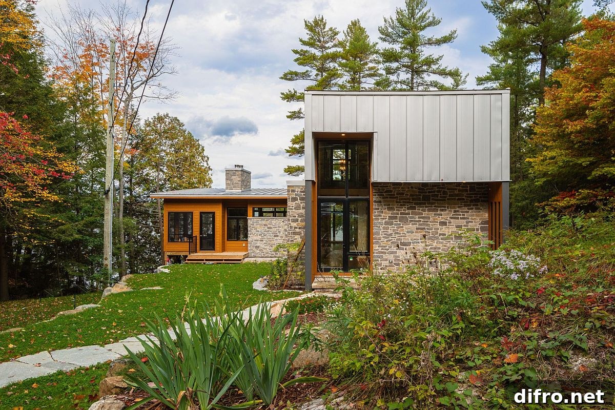 Secluded site of the Lakeside Residence