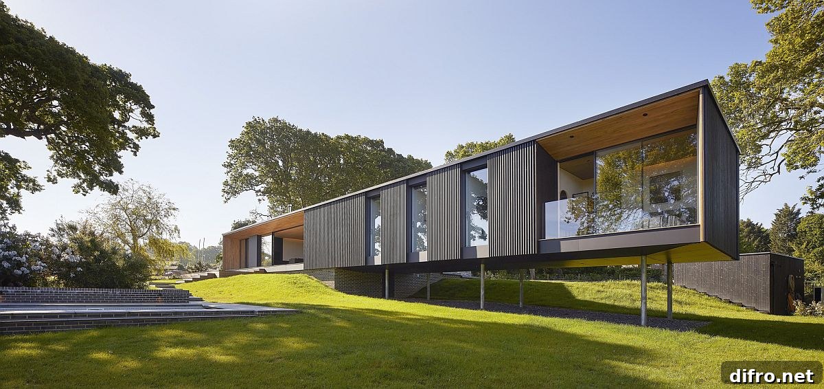 Cantilevered master bedroom wing of modern holiday home