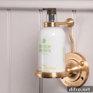 Lockable shower bottle holder