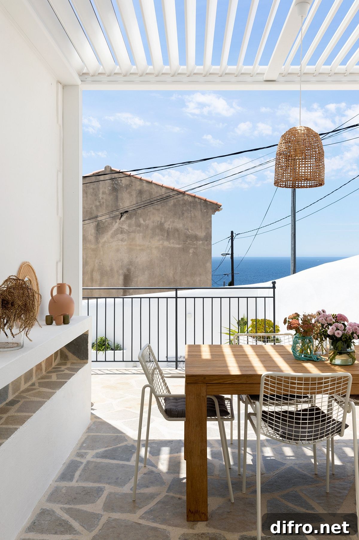 Understated modern patio in white adapted to Mediterranean style