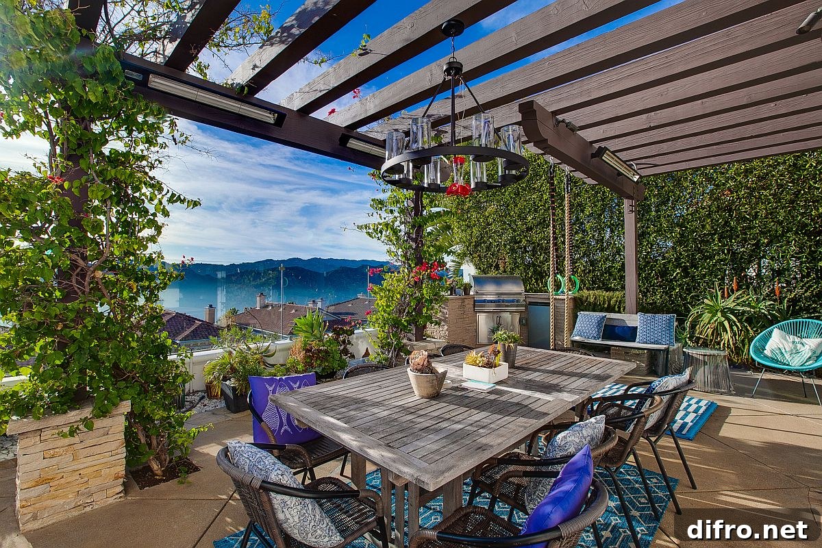 Captivating views and a wall of green at a Mediterranean patio