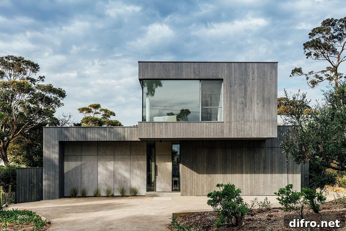 Modern beach style home in Melbourne with a woodsy sheen