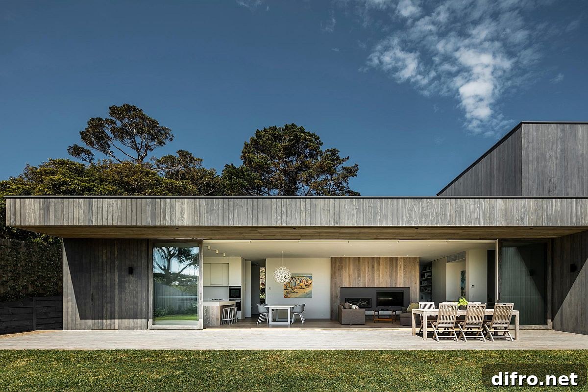 Minimal and understated footprint of the house allows it to blend in with the landscape