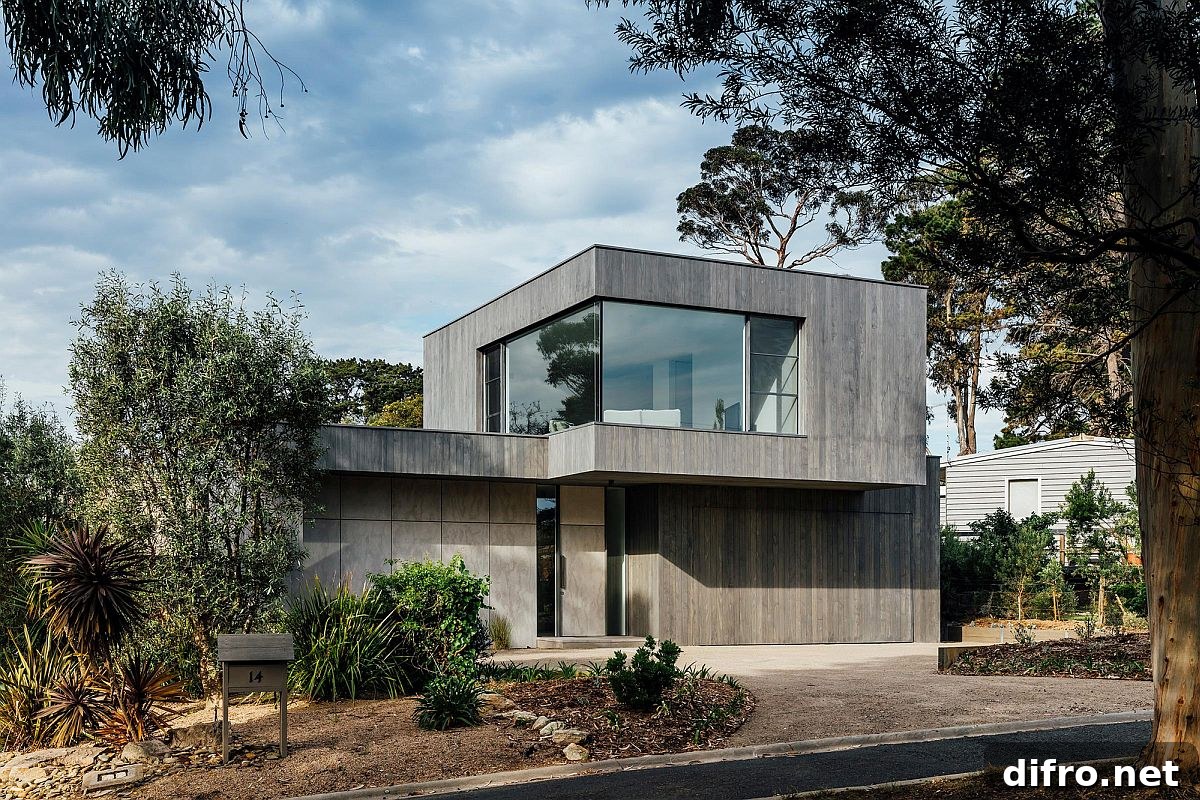 Street view of the Portsea Beach House designed by Mitsuori Architects