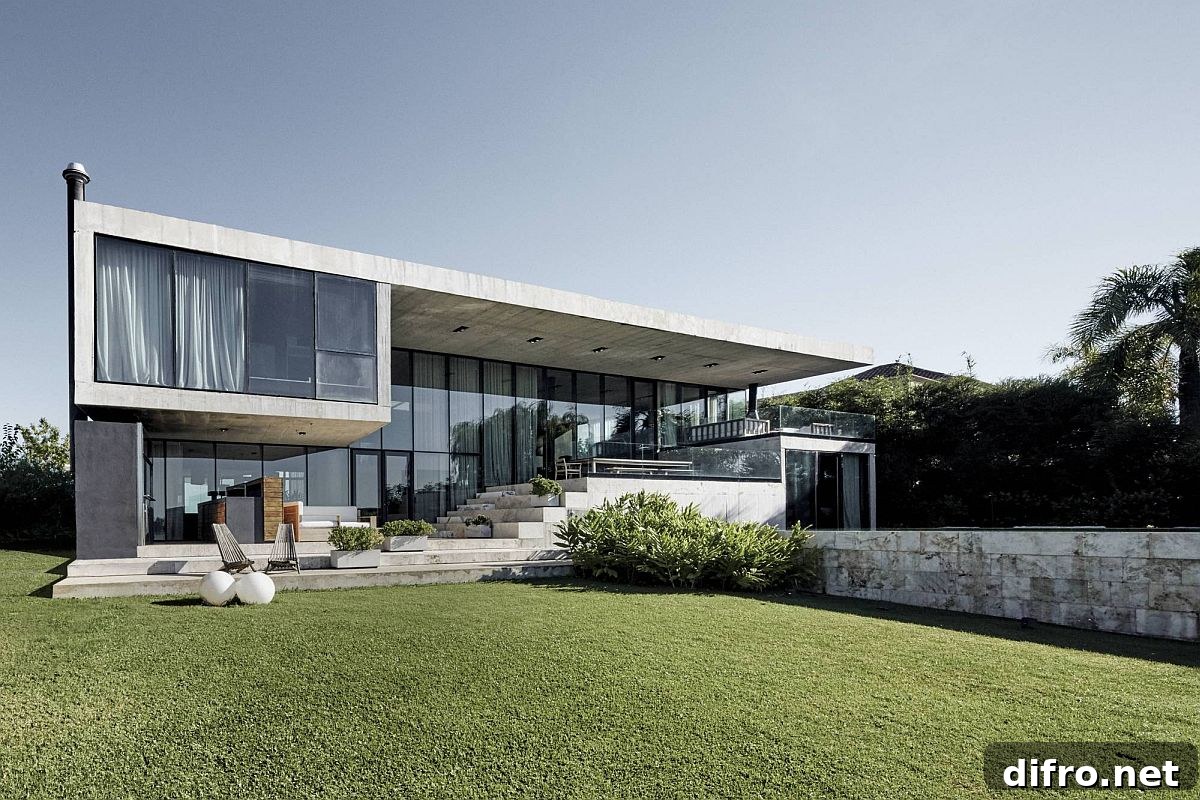 Expansive rear facade of the contemporary home in Argentina with sweeping glass walls