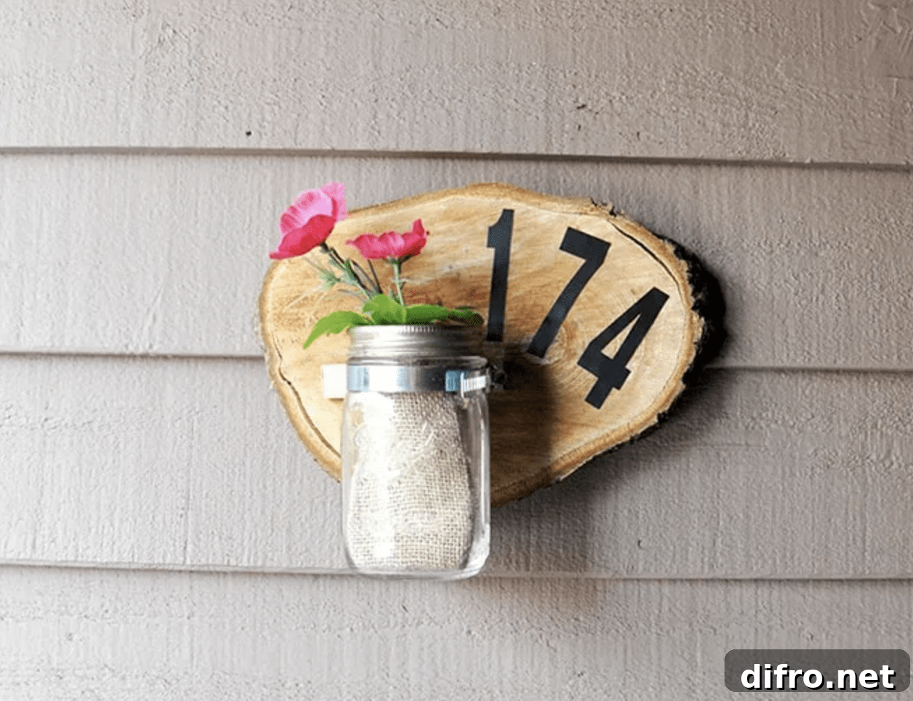 wood slice plaque with mason jar and flowers