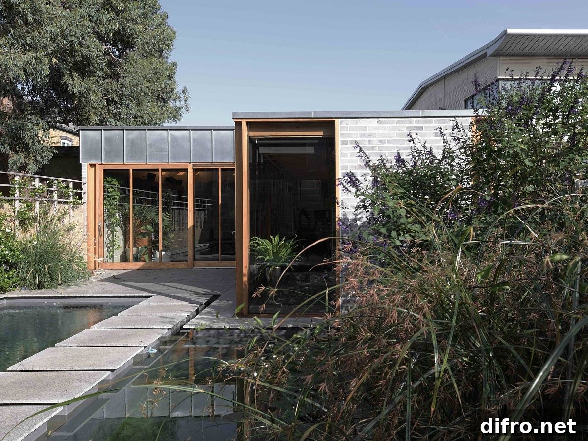 Backyard extension of Grade II listed villa in London that serves as garden room