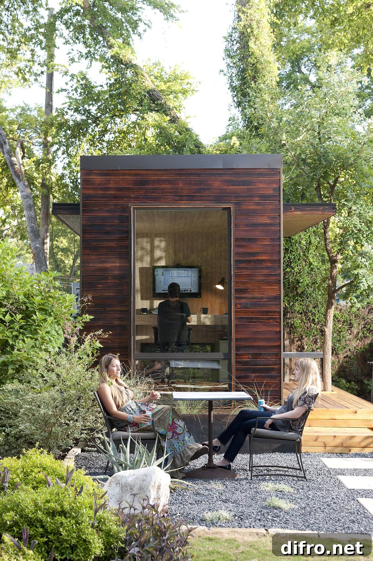 Small space-savvy backyard home office