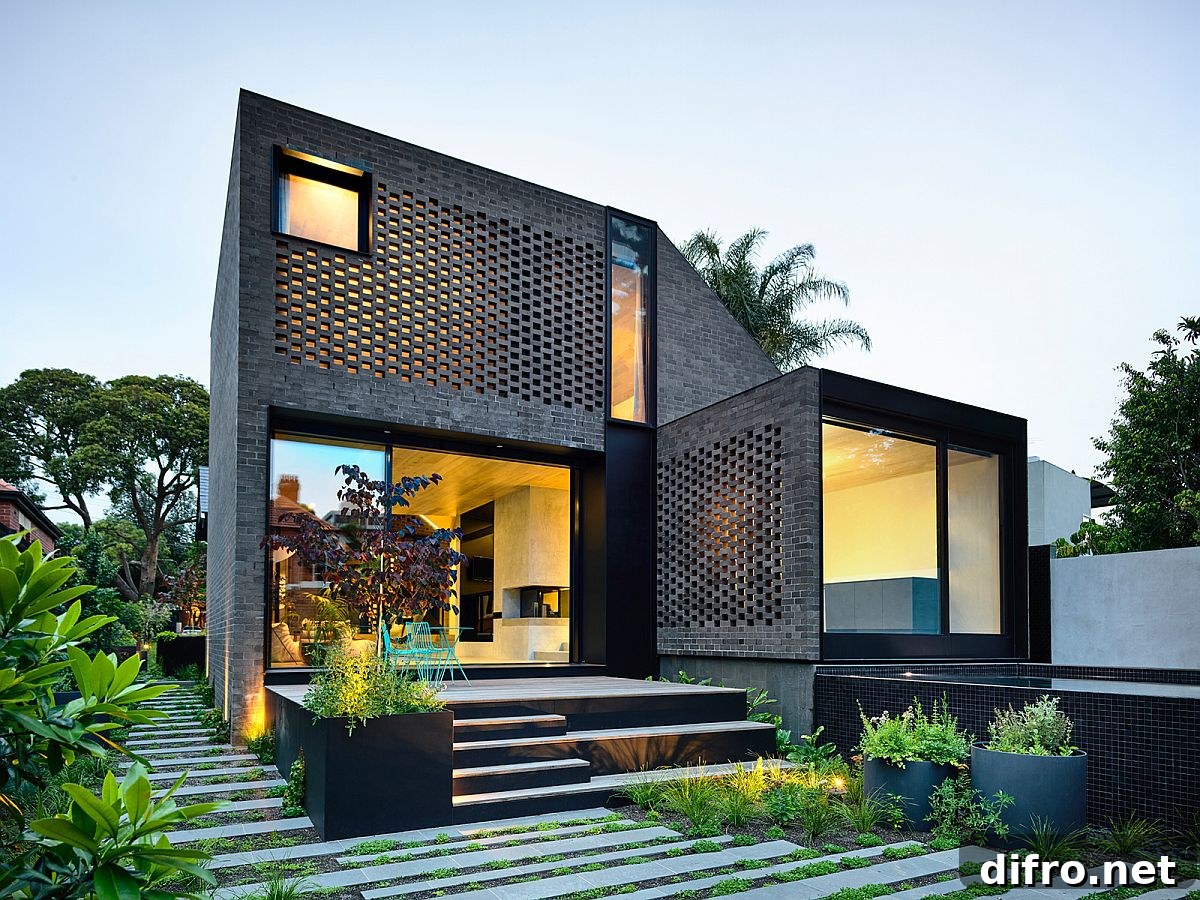 Contemporary rear addition to heritage home in the suburbs of Melbourne with eye-catching brick work
