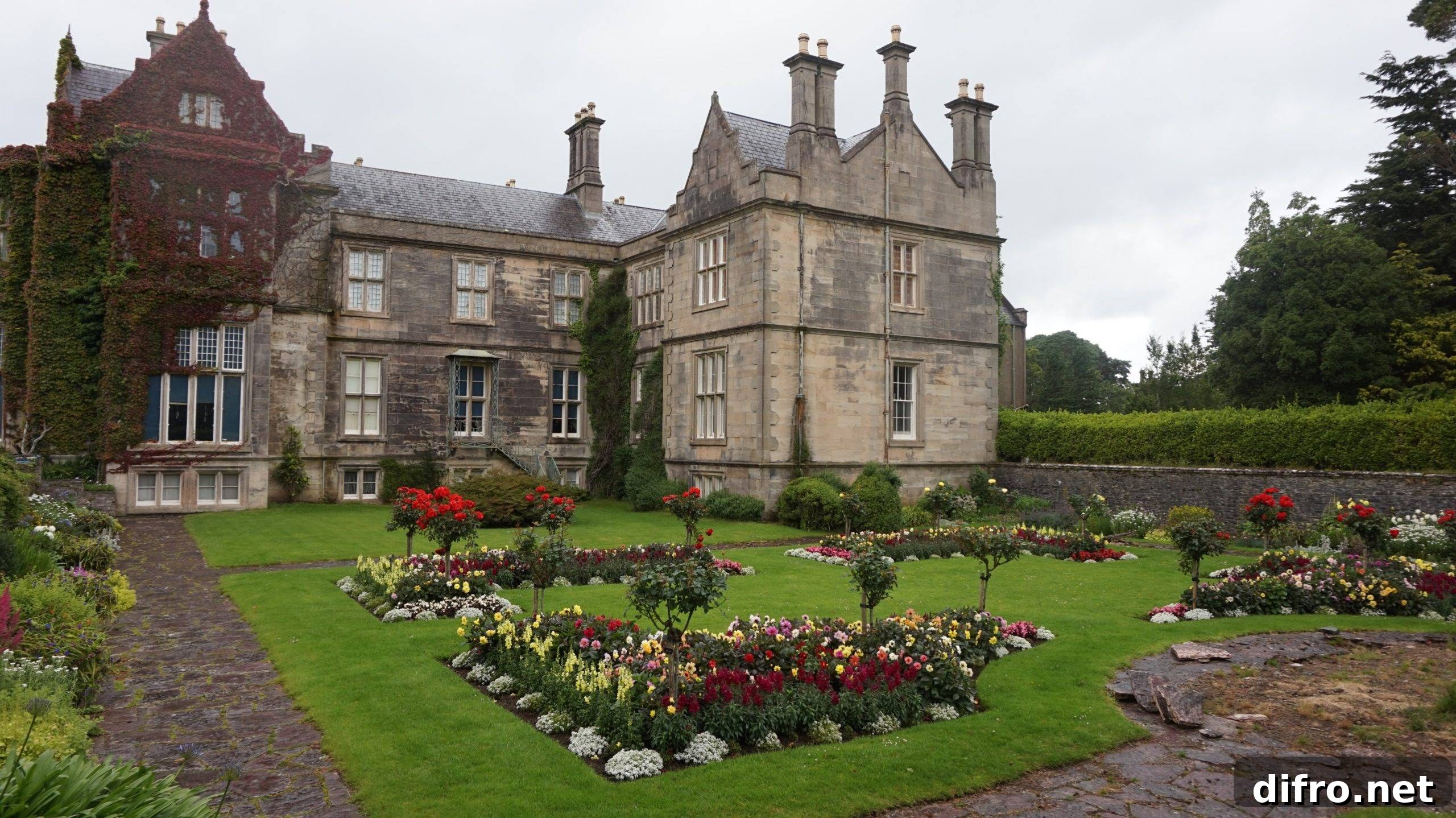 36 Lawn Edging Ideas to Define Your Yard 2 Huge manor with beautiful garden