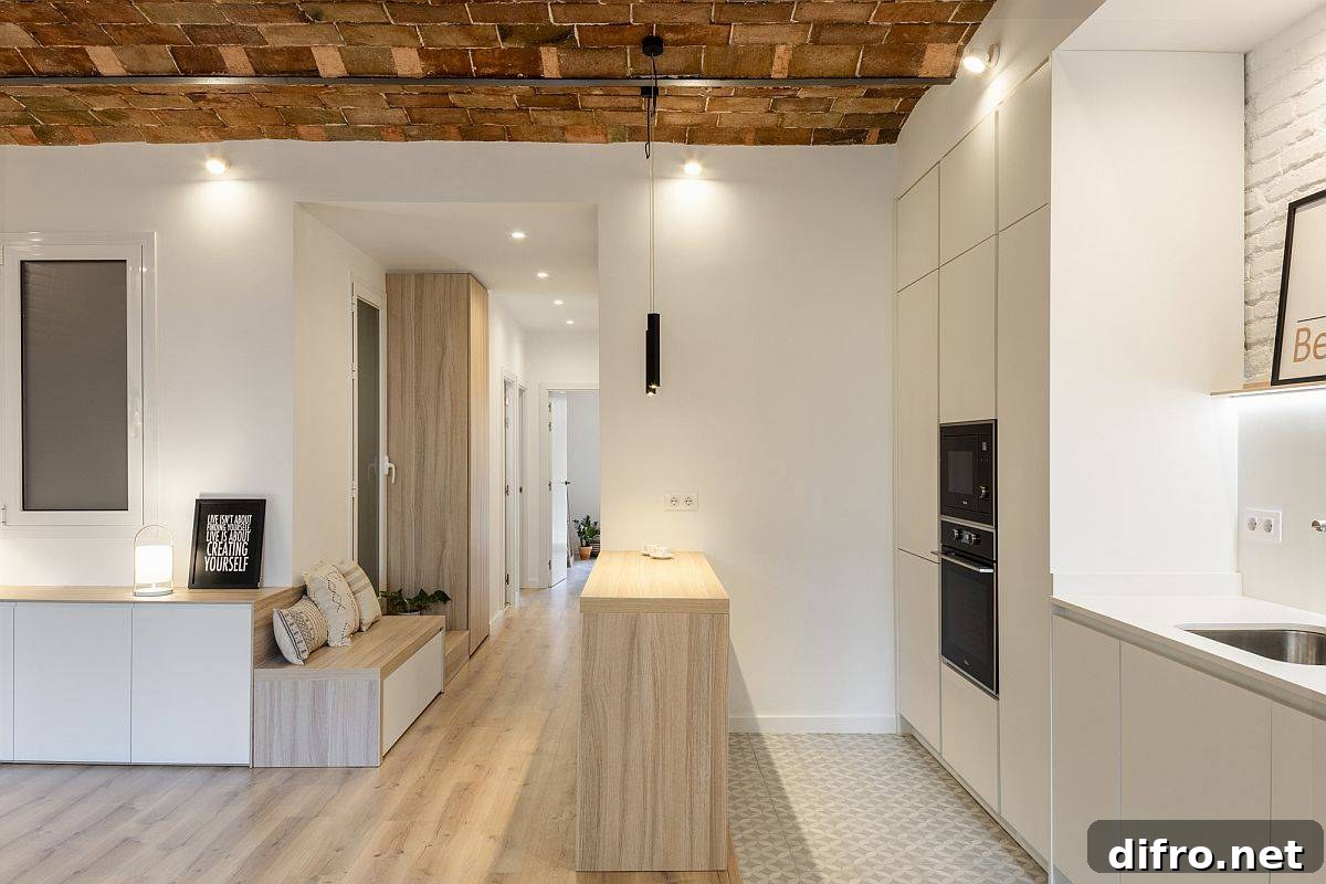 Custom entrance furniture and storage in Barcelona apartment