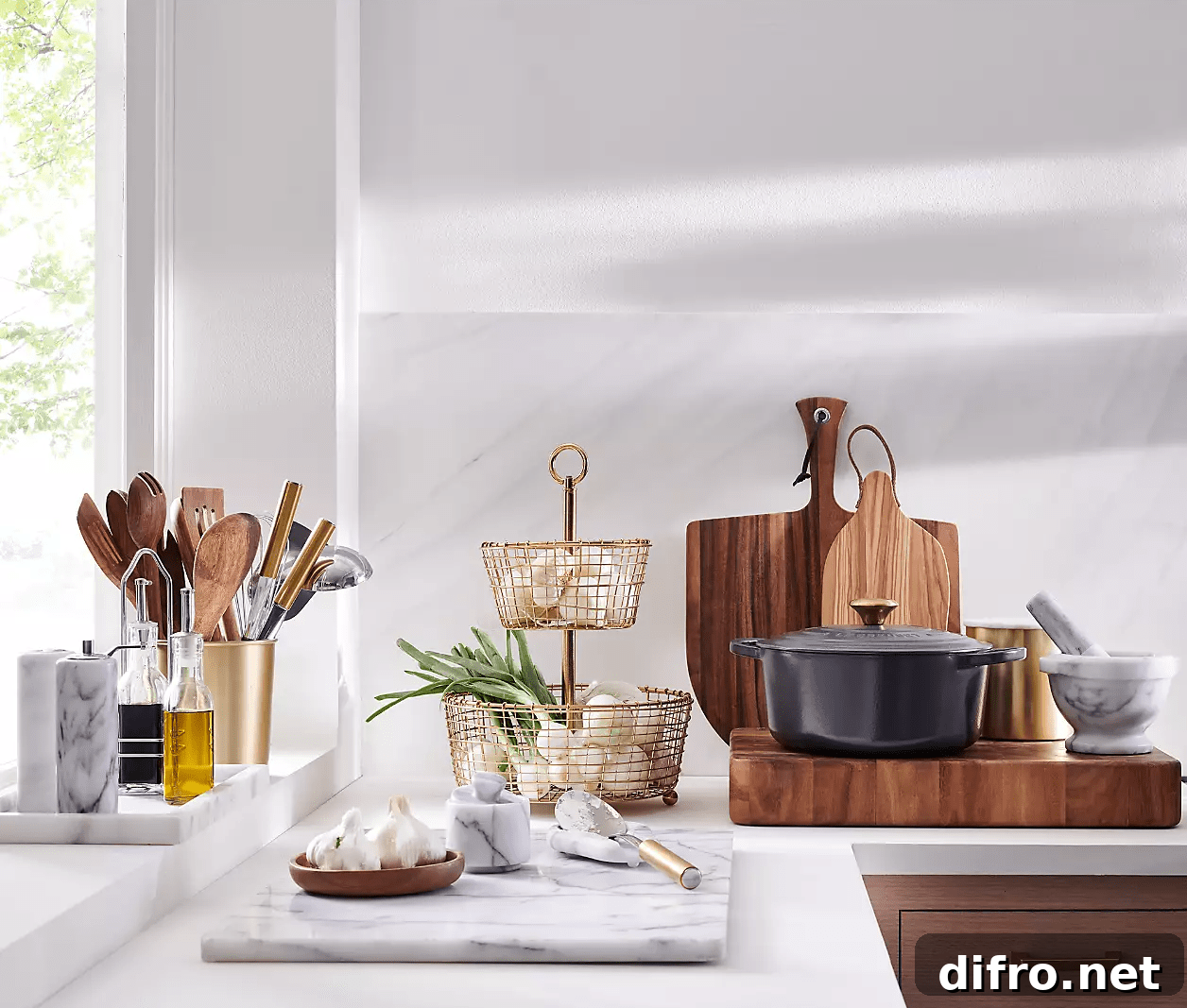 Olivewood cutting board with leather handle