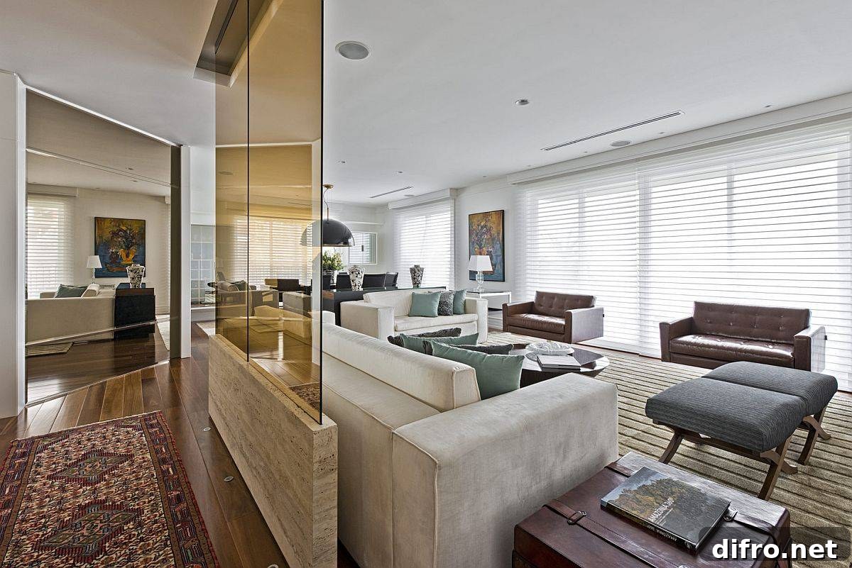 Using the tainted glass wall partition to delineate space in the living room