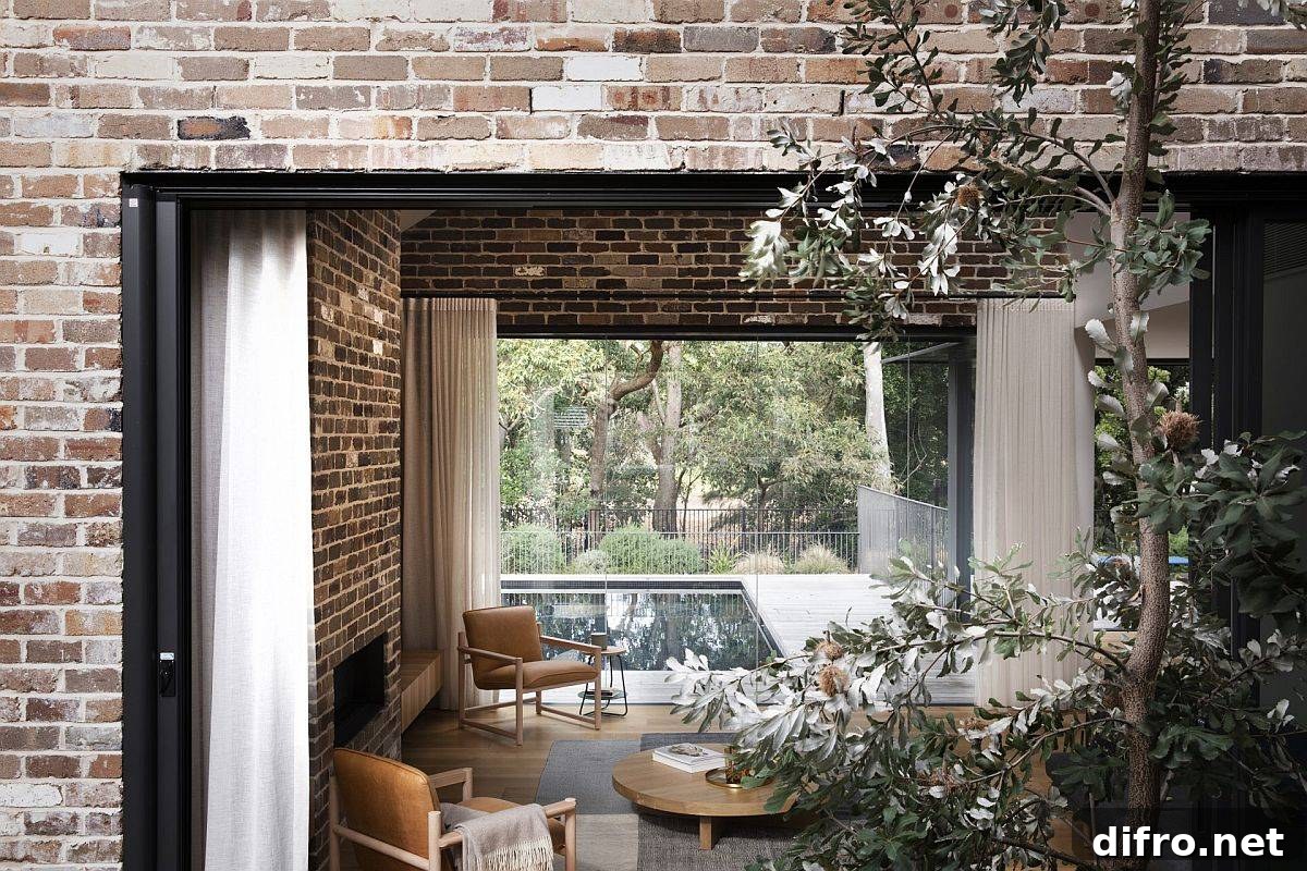 Brick, glass and wood shape the new extension of classic federation-era home