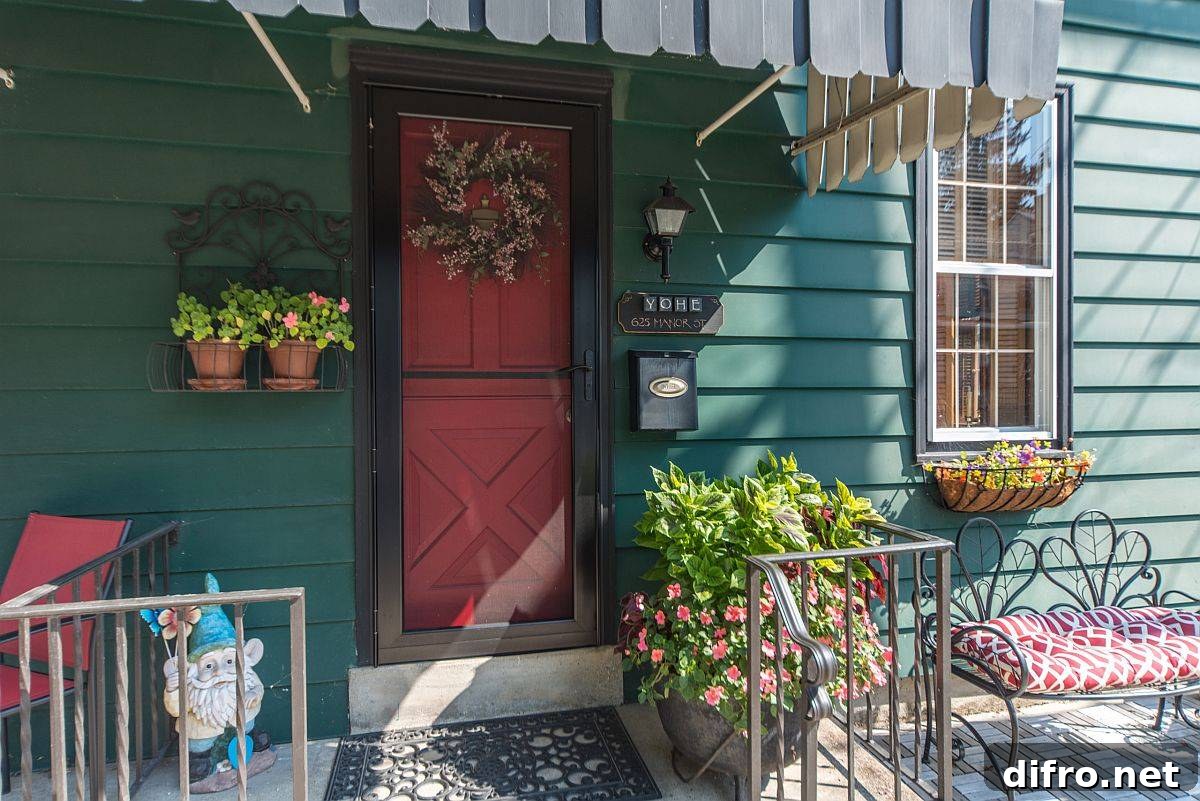 Small shabby-chic porch and entrance