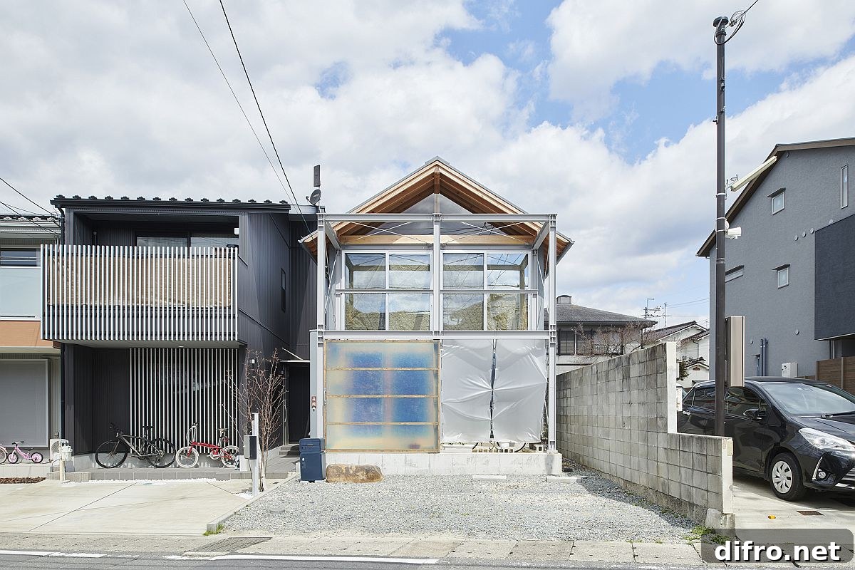 Adaptable Metal-Frame Japanese Home with Movable Walls 2 Unique street facade of the MOH House showcases its adaptable steel frame