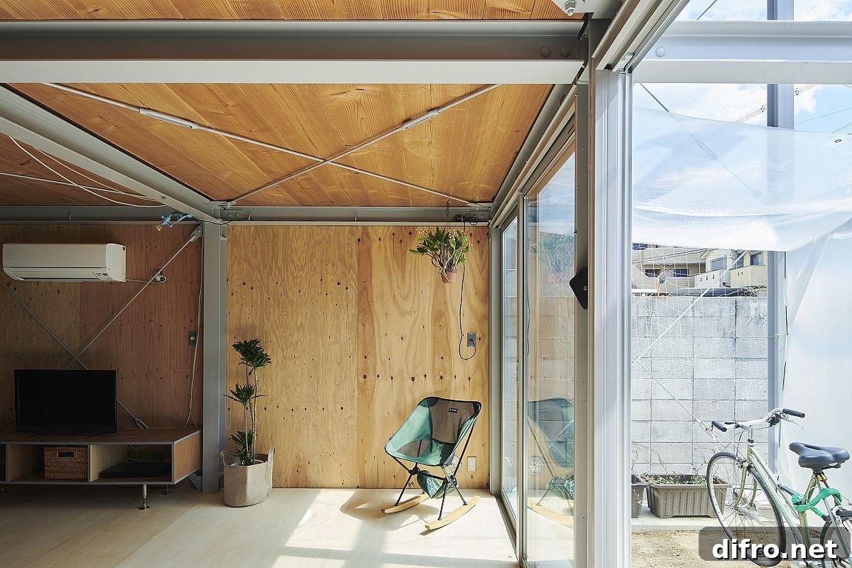 Adaptable Metal-Frame Japanese Home with Movable Walls 4 Glass doors and steel structure allow natural light to spread indoors