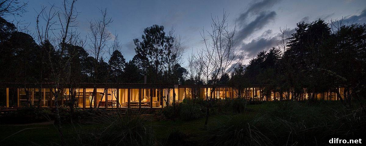 View of Valle Santana designed by Manuel Cervantes Estudio in valle de Bravo, Mexico