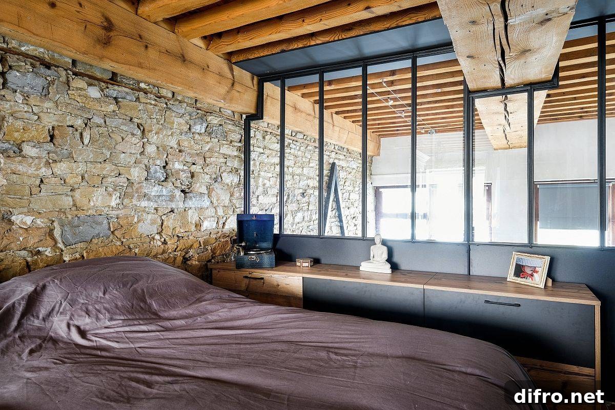 Bedroom combining exposed stone and wood