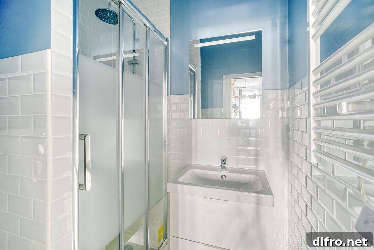 18 sqm Lyon Studio: Modern Scandinavian Space-Saving Design 6 Compact and modern bathroom in blue and white