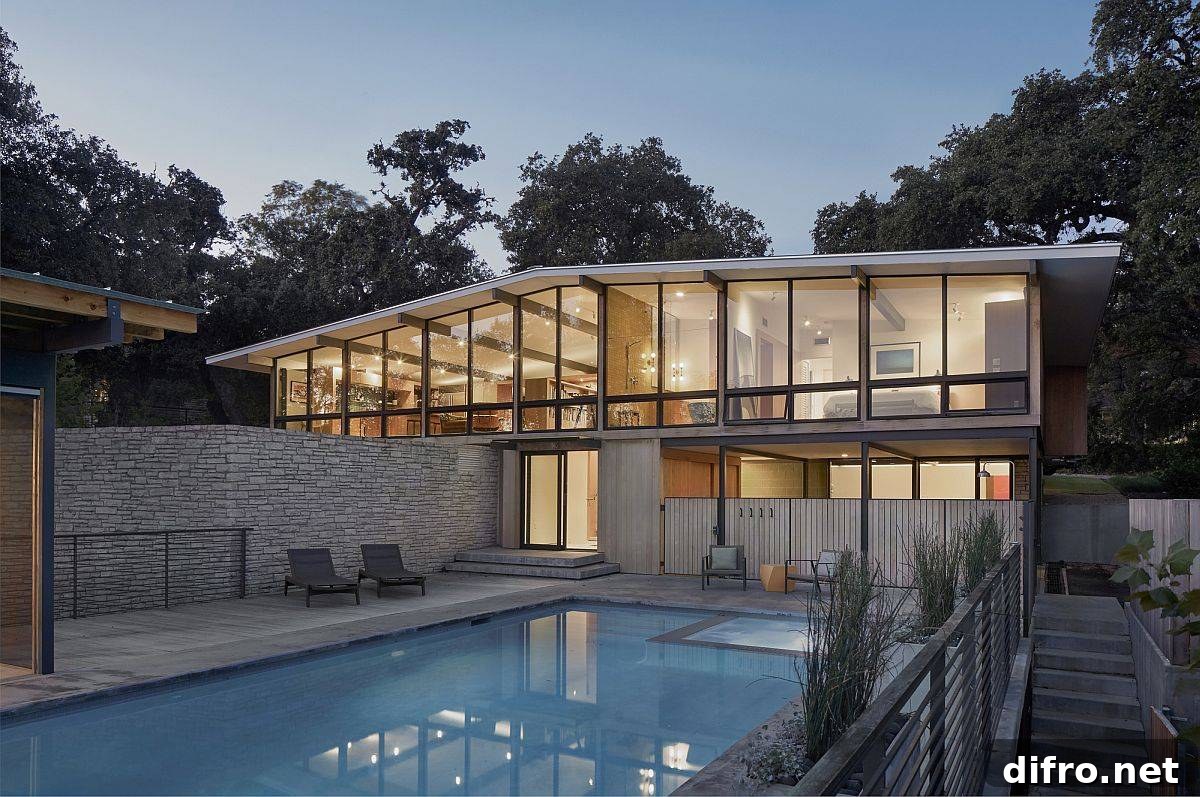 Contemporary pool and pergola
