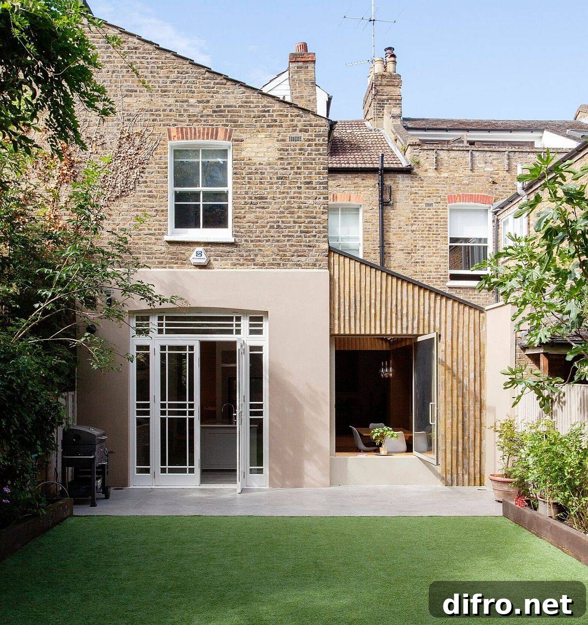 Slated extension connects kitchen and family area with the outdoors