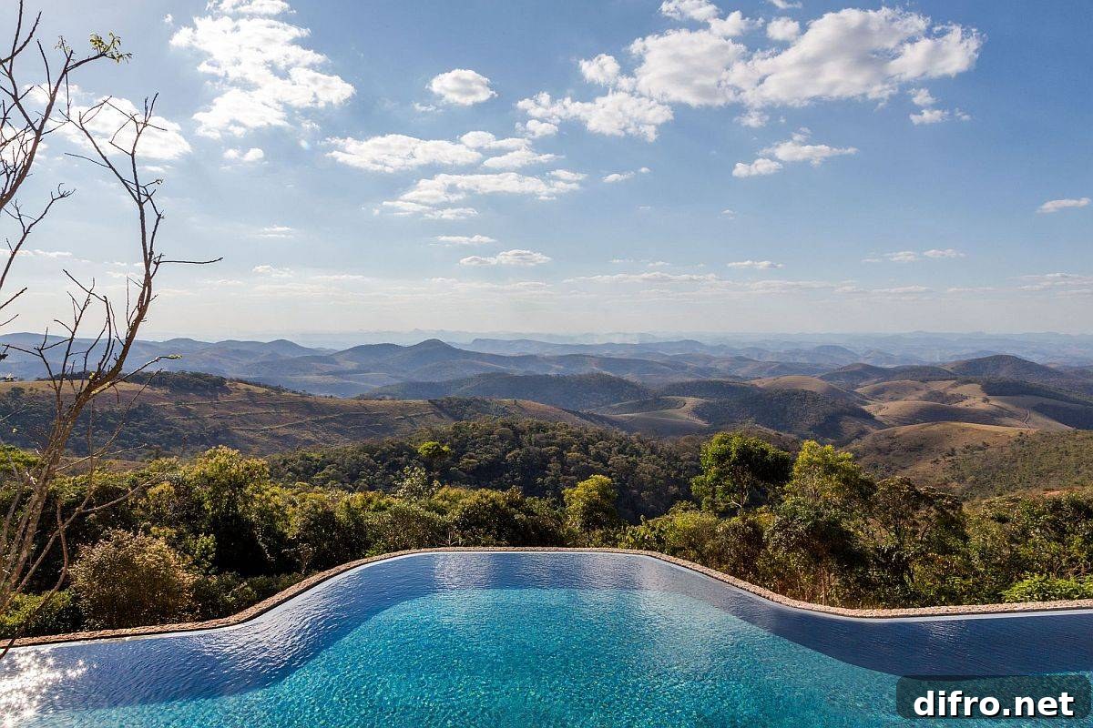 Pool integrated with the natural scenery