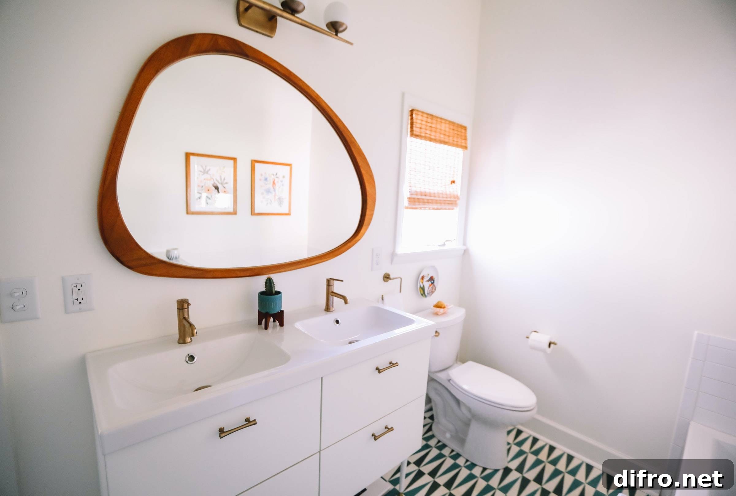 Small stylish Jack and Jill bathroom