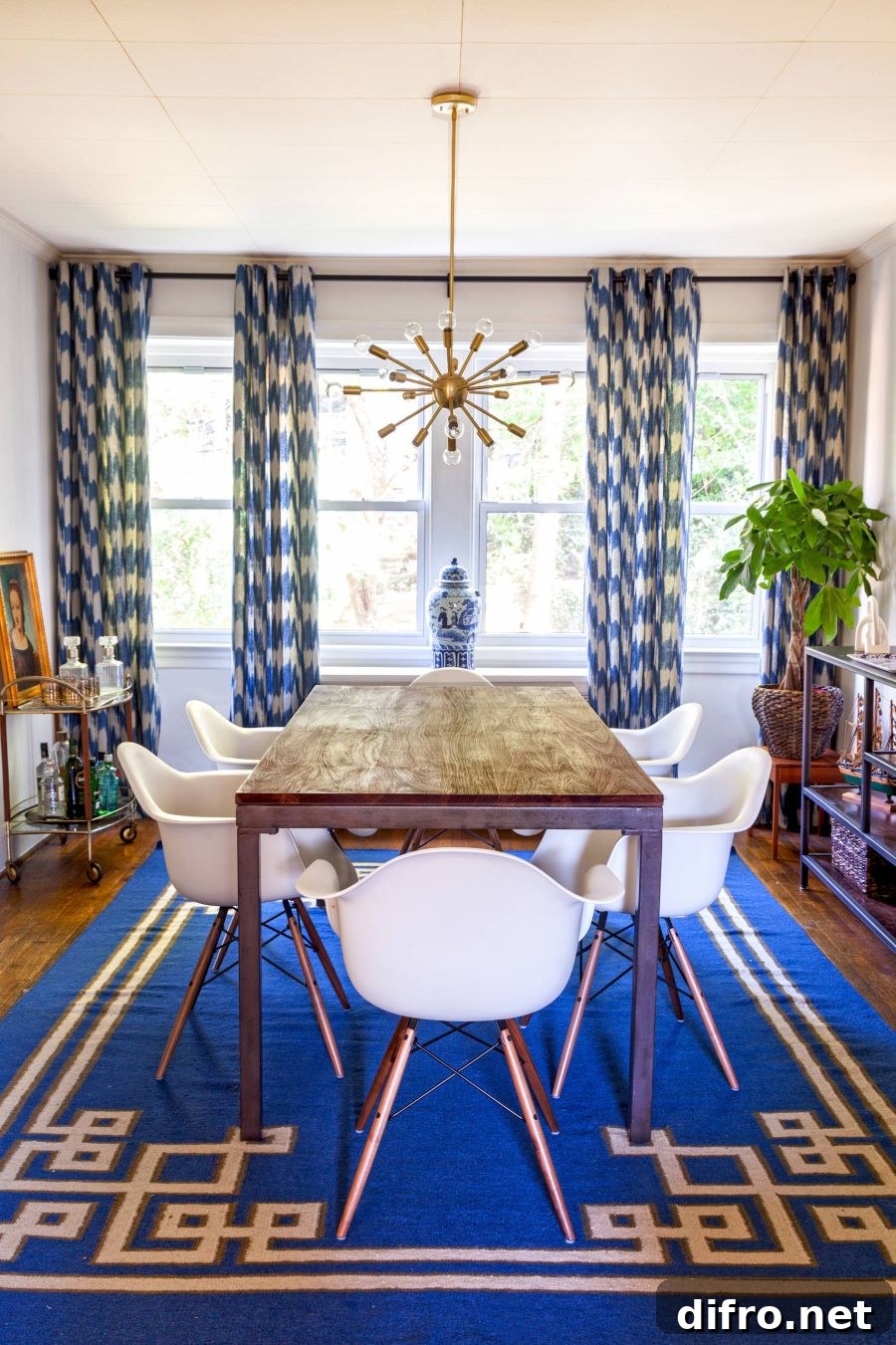 Rug and drapes add pops of blue to a dining room