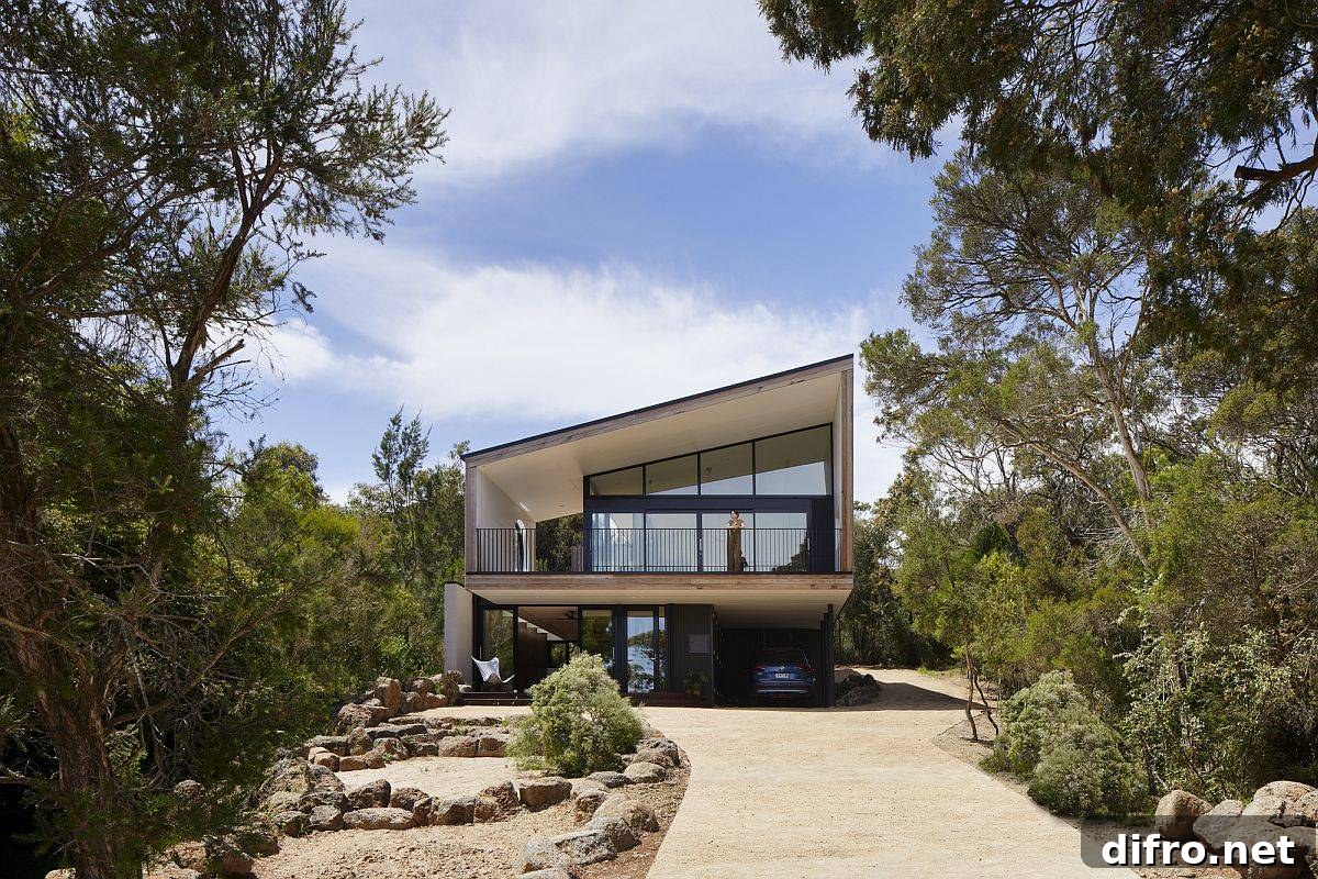 Native bushland around the site defines the location and design of this Aussie home