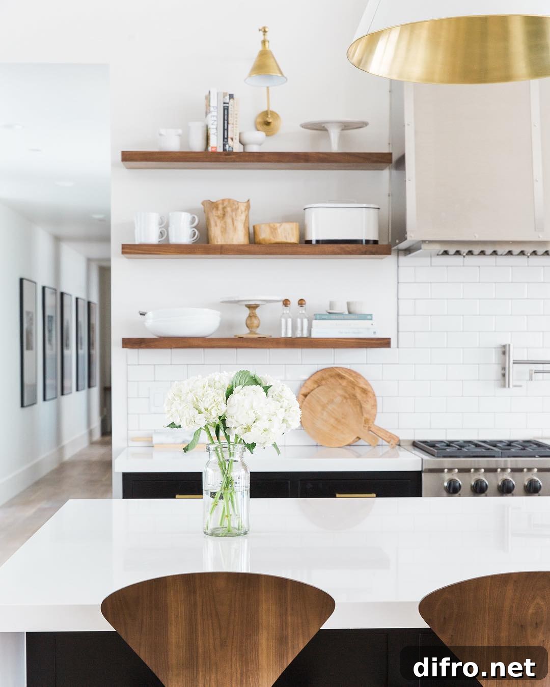 Mixing textures on open kitchen shelves