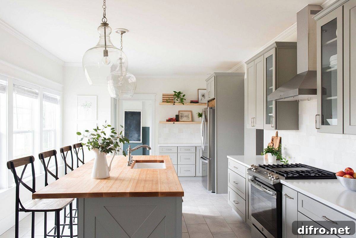Sophisticated modern kitchen in white and wood