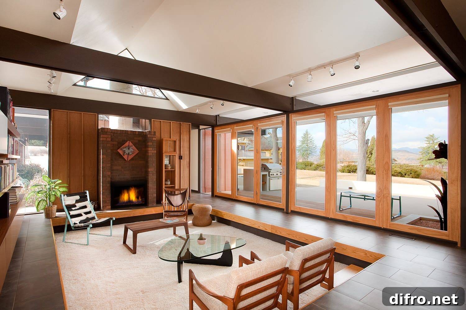 Airy sunken living room