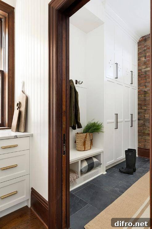 Entry with built-in bench and simple shaker trim