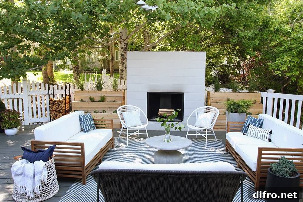 Outdoor lounge and dining arrangement for summer gatherings