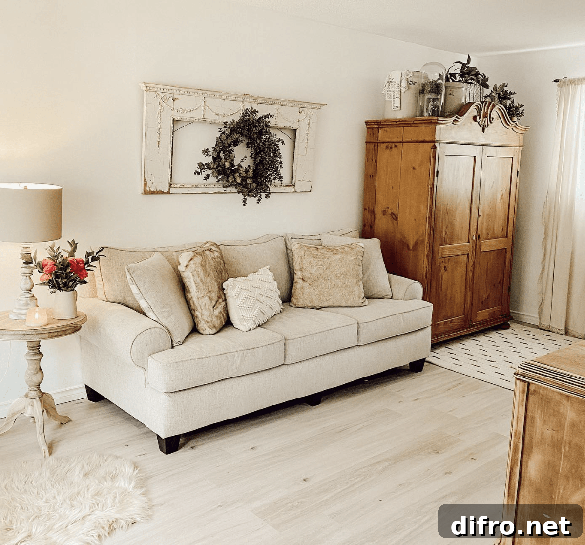 Living area mixing vintage sofa and modern table