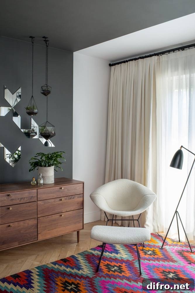 Living room with bright rug and neutral furnishings