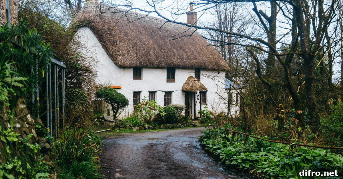 Cottagecore house with lots of greenery.
