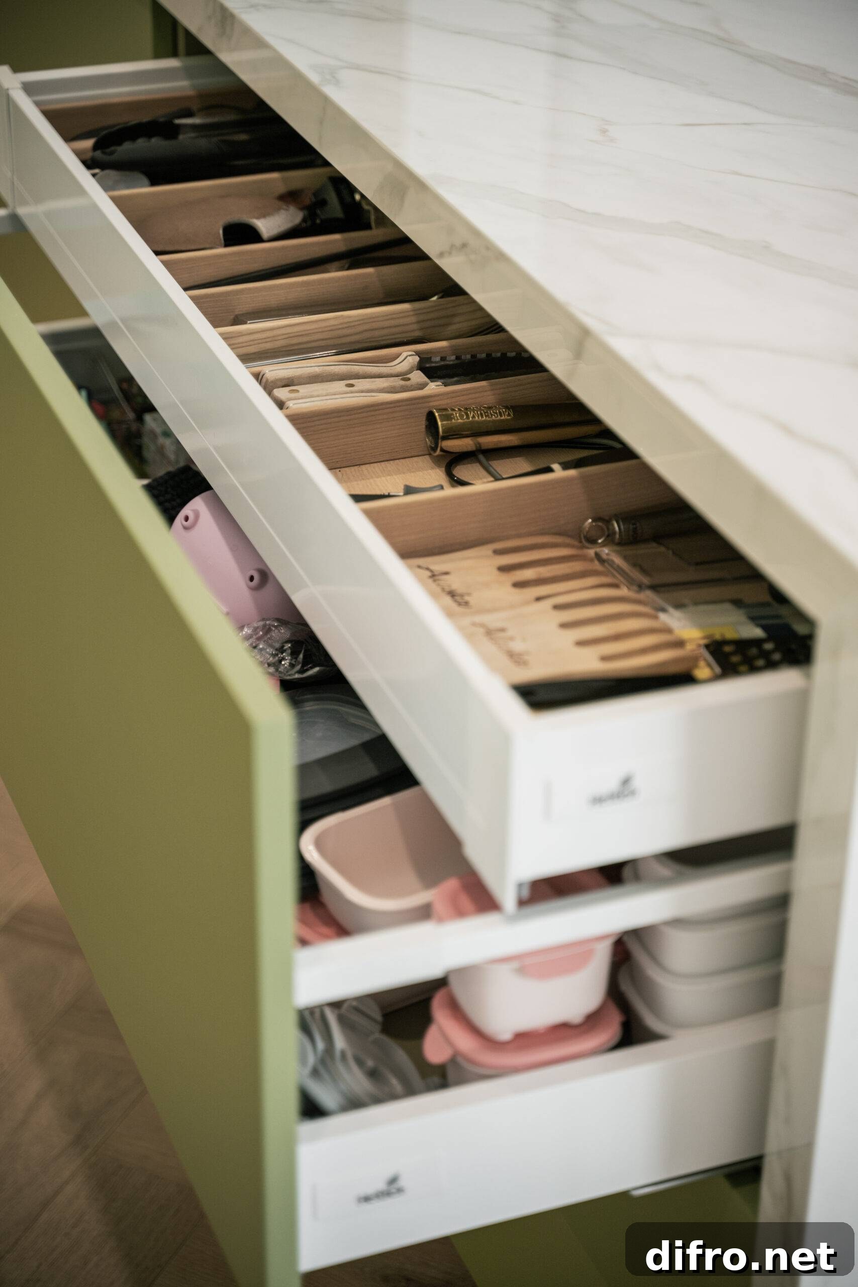 Multi layer pull out drawers.