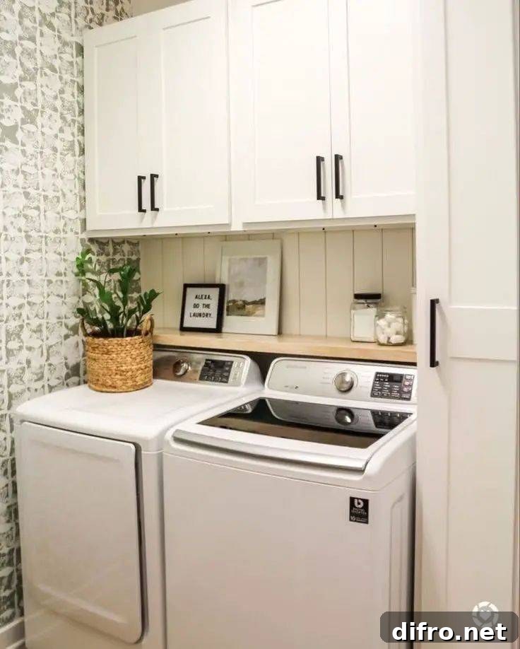 A laundry room with cabinets.