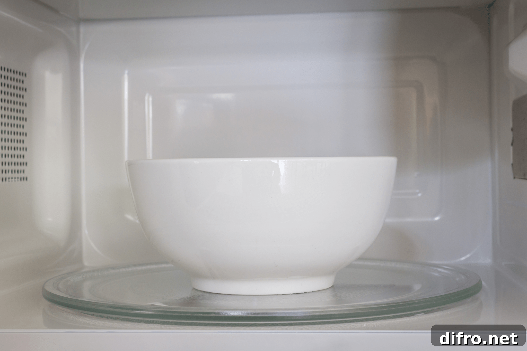 5 Chemical-Free Microwave Cleaning Tips to Avoid Hidden Risks 2 A white bowl in a microwave.